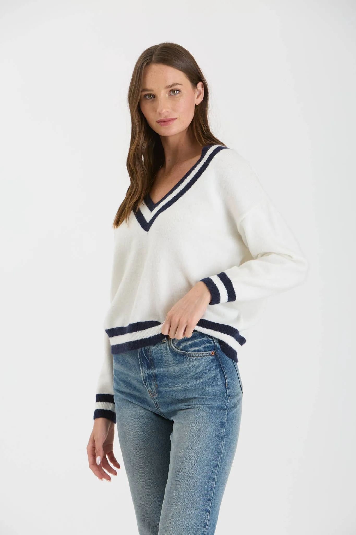 CONTRAST LINE V NECK LONG SLEEVE KNIT SWEATER