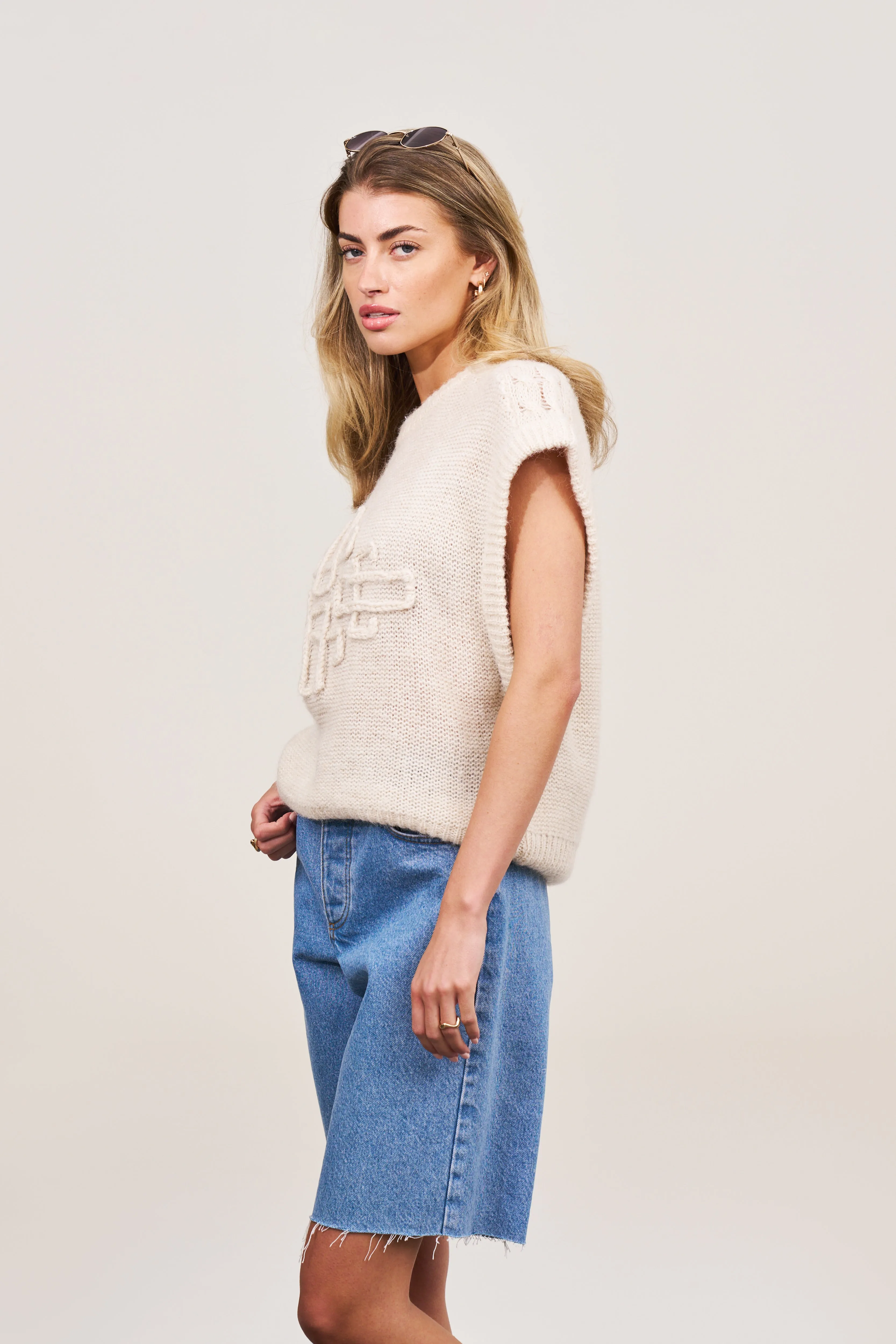 EMBLEM OVERSIZED KNIT VEST - STONE