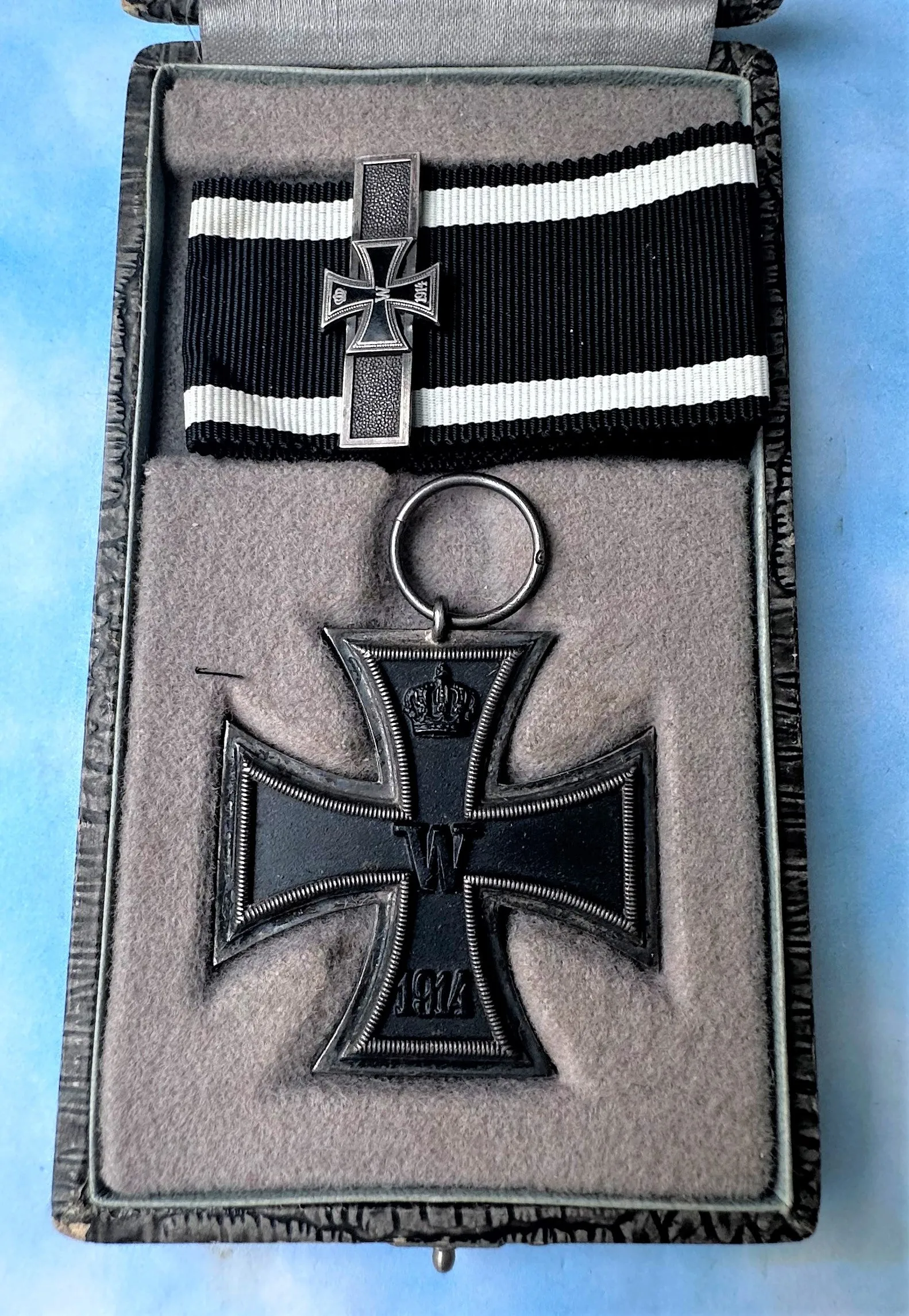 German 1914 Iron Cross 2nd Class with Spange and original presentation case .800